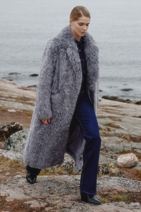 шуба из овчины от бренда снежная королева вид слева