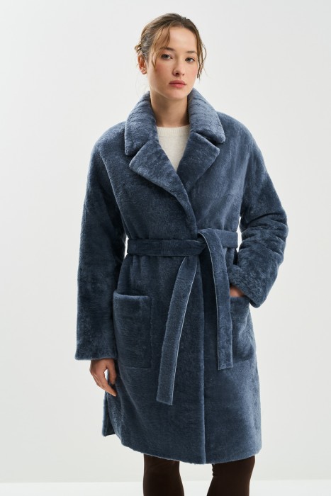 шуба из овчины от бренда снежная королева вид слева