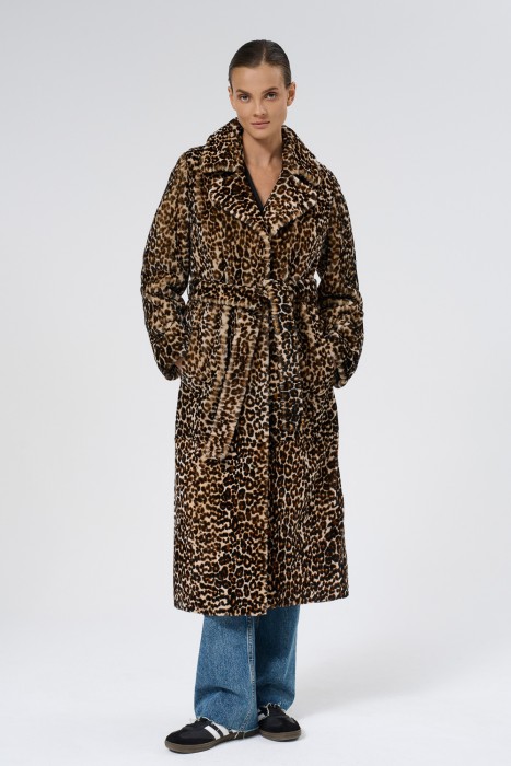 шуба из овчины от бренда снежная королева вид слева