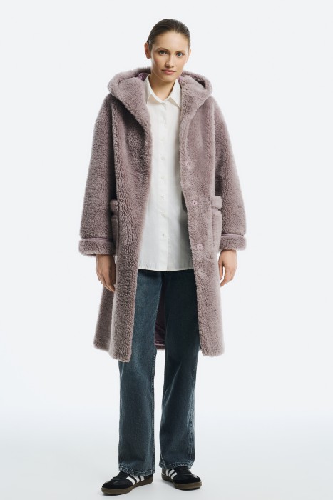 шуба из овечьей шерсти с капюшоном от бренда снежная королева вид слева