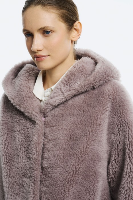 шуба из овечьей шерсти с капюшоном из россии вид сбоку