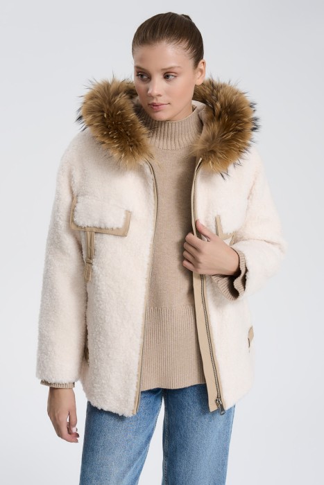 шуба из овечьей шерсти с отделкой мехом енота 732189003 фотография