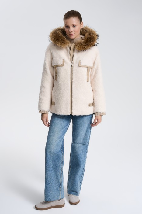 шуба из овечьей шерсти с отделкой мехом енота от бренда снежная королева вид слева