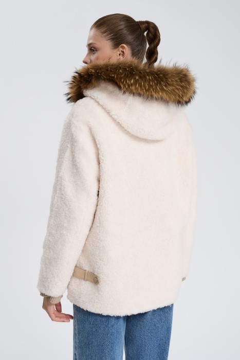 шуба из овечьей шерсти с отделкой мехом енота по цене 13670 руб вид справа