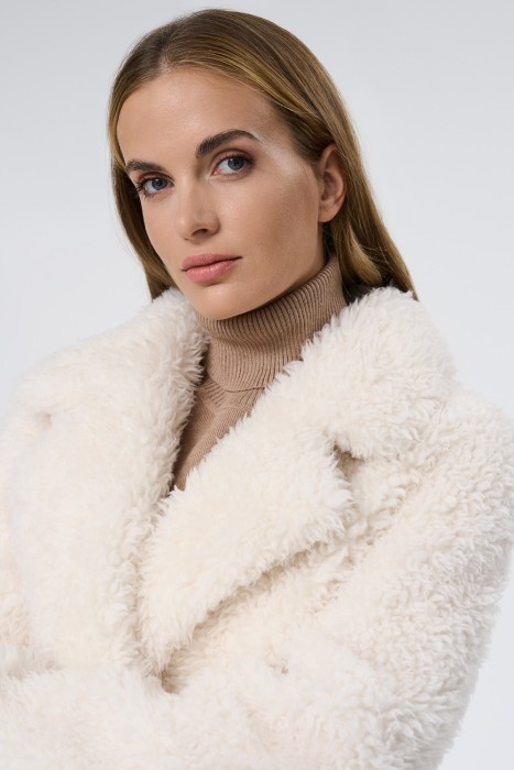 шуба из овечьей шерсти из россии вид сбоку