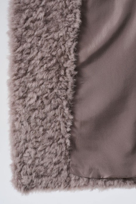 шуба из овечьей шерсти от бренда снежная королева вид слева