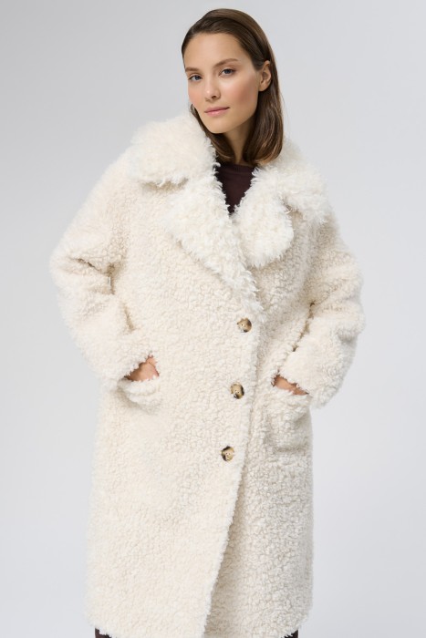 шуба из овечьей шерсти от бренда снежная королева вид слева