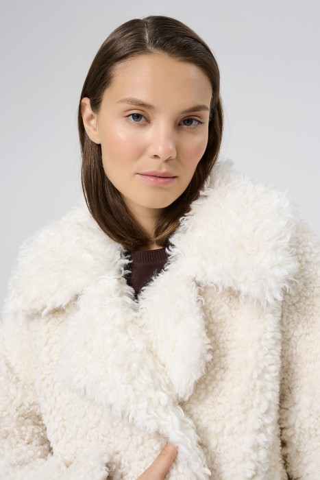 шуба из овечьей шерсти из россии вид сбоку