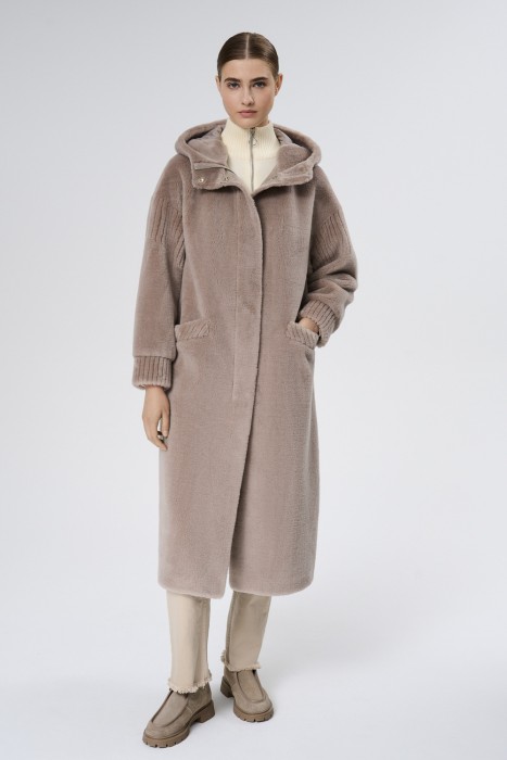 шуба из овечьей шерсти от бренда снежная королева вид слева