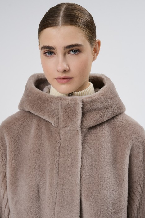 шуба из овечьей шерсти из россии вид сбоку