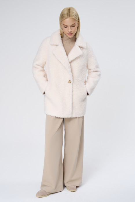 шуба из овечьей шерсти от бренда снежная королева вид слева