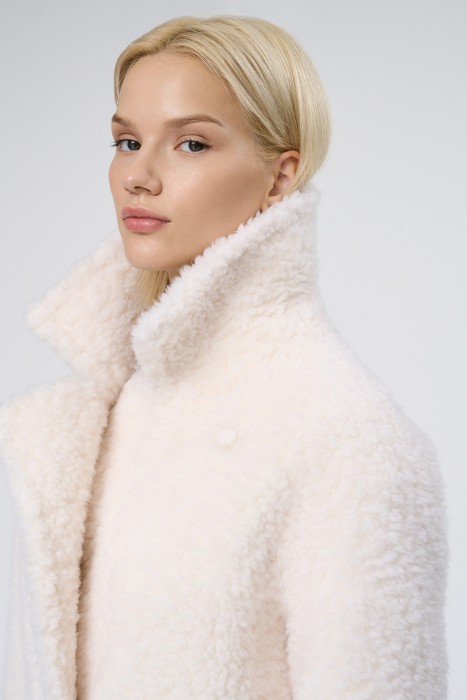 шуба из овечьей шерсти из россии вид сбоку