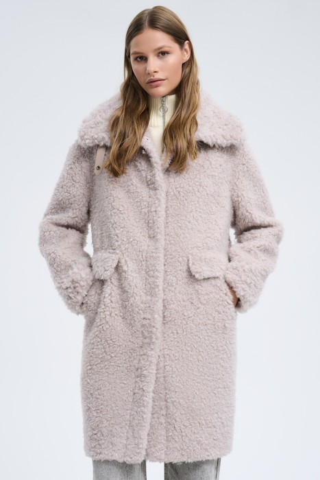 шуба из овечьей шерсти от бренда снежная королева вид слева