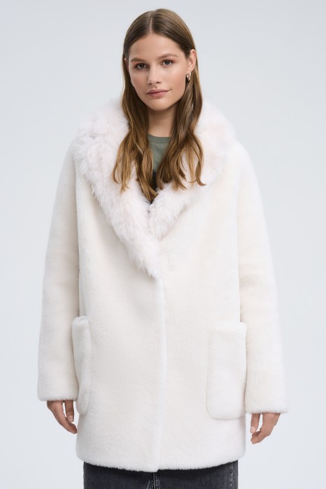 шуба из овечьей шерсти от бренда снежная королева вид слева