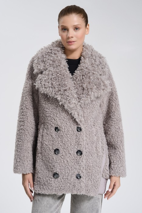 шуба из овечьей шерсти от бренда снежная королева вид слева