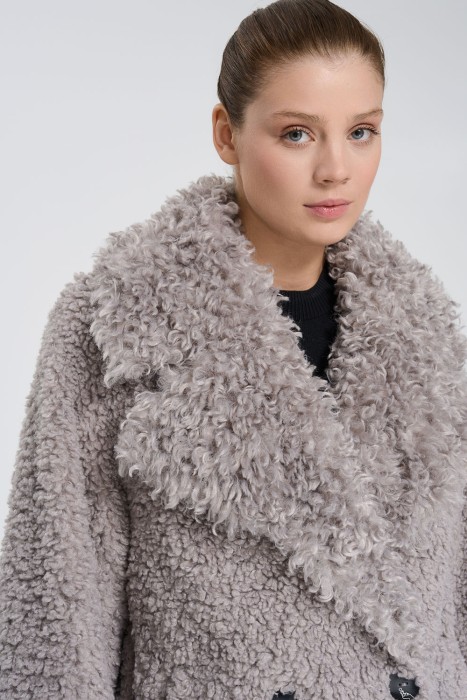 шуба из овечьей шерсти из россии вид сбоку