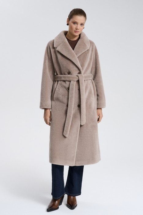 шуба из овечьей шерсти от бренда снежная королева вид слева