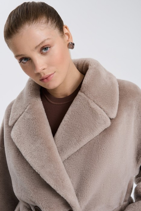 шуба из овечьей шерсти из россии вид сбоку