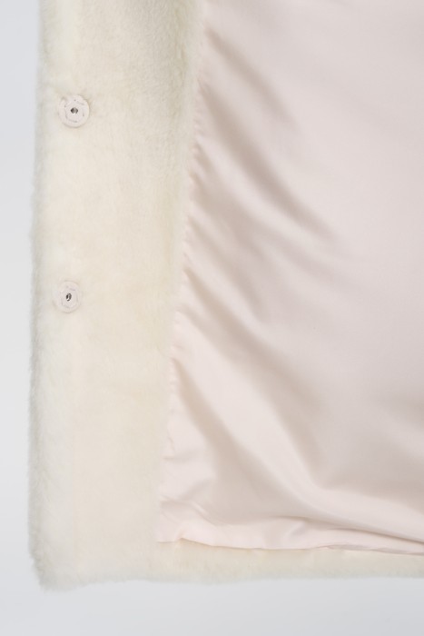 шуба из овечьей шерсти от бренда снежная королева вид слева