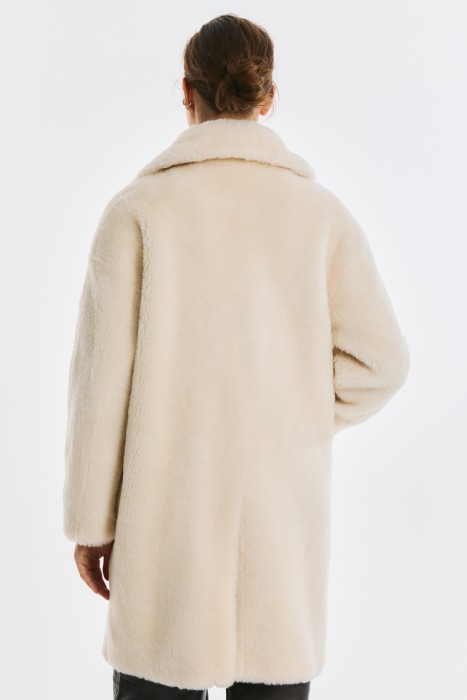 шуба из овечьей шерсти из россии вид сбоку