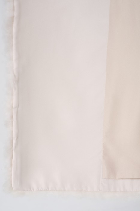 шуба из овечьей шерсти от бренда снежная королева вид слева