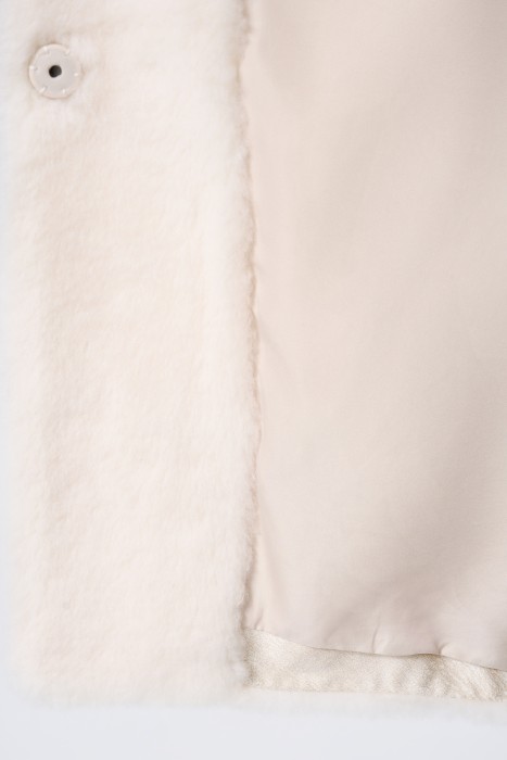 шуба из овечьей шерсти от бренда снежная королева вид слева