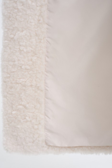 шуба из овечьей шерсти от бренда снежная королева вид слева