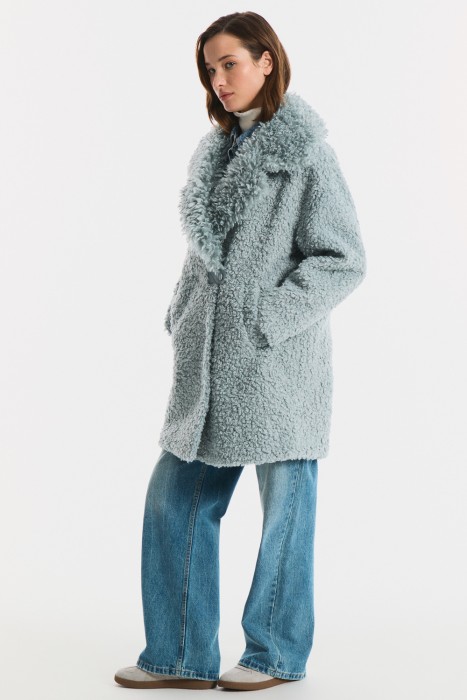 шуба из овечьей шерсти от бренда снежная королева вид слева