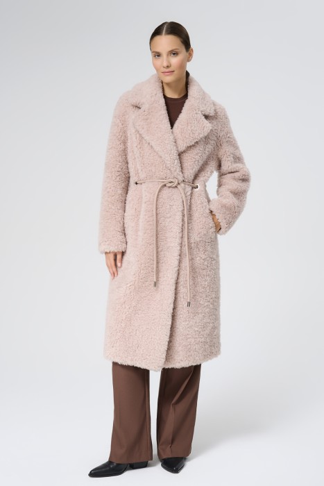 шуба из овечьей шерсти от бренда снежная королева вид слева