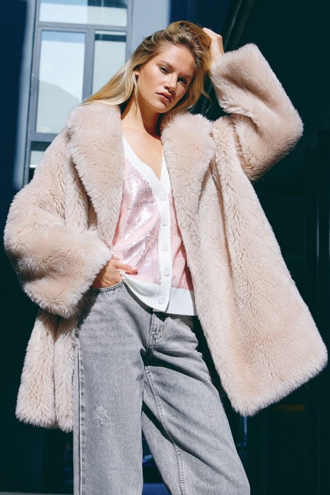 шуба из овечьей шерсти от бренда снежная королева вид слева