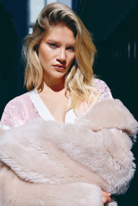 шуба из овечьей шерсти по цене 8960 руб вид справа