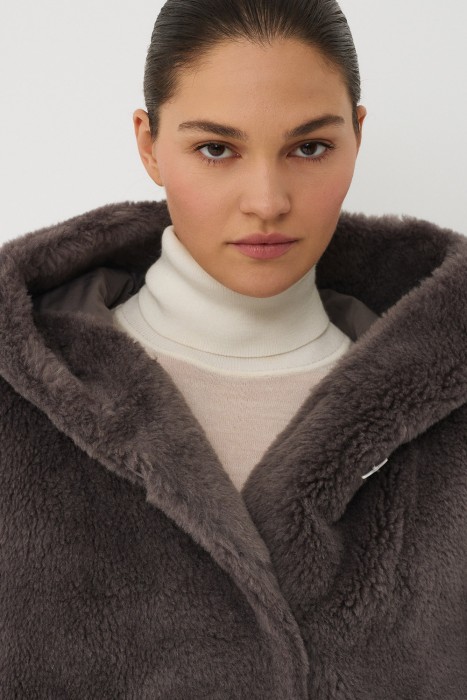 шуба из овечьей шерсти от бренда снежная королева вид слева