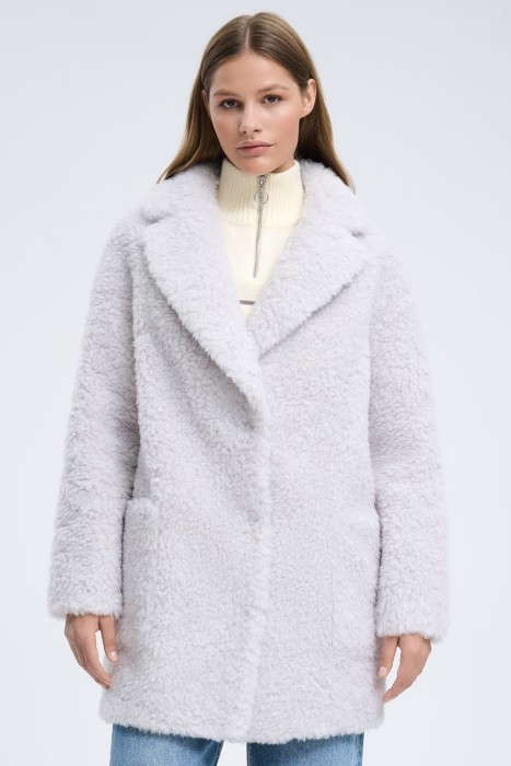 шуба из овечьей шерсти от бренда снежная королева вид слева