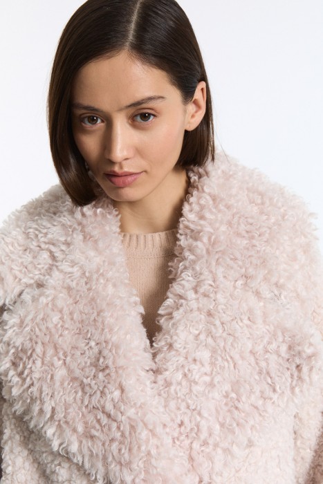 шуба из овечьей шерсти из россии вид сбоку