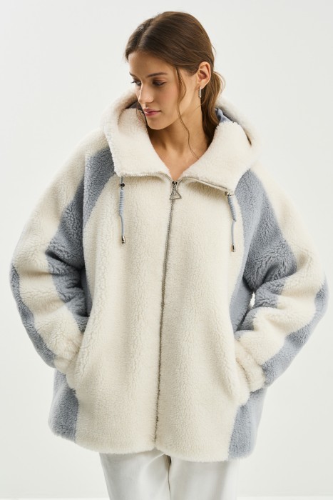 шуба из овечьей шерсти от бренда снежная королева вид слева