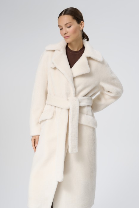 шуба из овечьей шерсти от бренда снежная королева вид слева