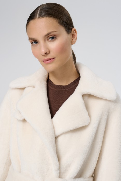 шуба из овечьей шерсти из россии вид сбоку