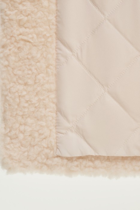 шуба из овечьей шерсти от бренда снежная королева вид слева