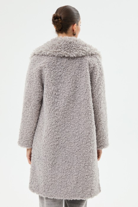 шуба из овечьей шерсти от бренда снежная королева вид слева