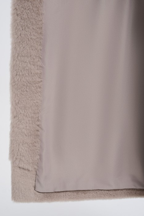 шуба из овечьей шерсти от бренда снежная королева вид слева