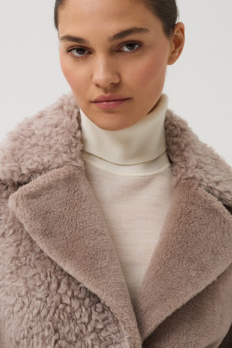 шуба из овечьей шерсти по цене 13860 руб вид справа