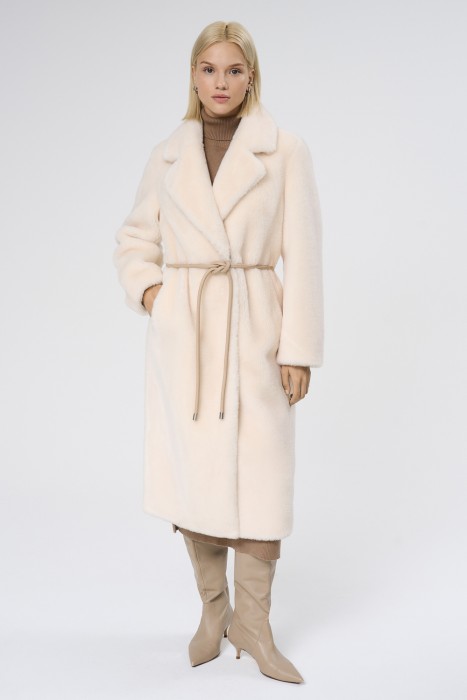 шуба из овечьей шерсти от бренда снежная королева вид слева