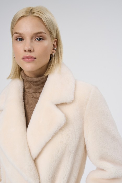 шуба из овечьей шерсти из россии вид сбоку