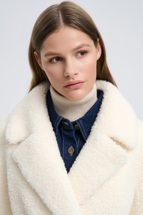 шуба из овечьей шерсти из россии вид сбоку