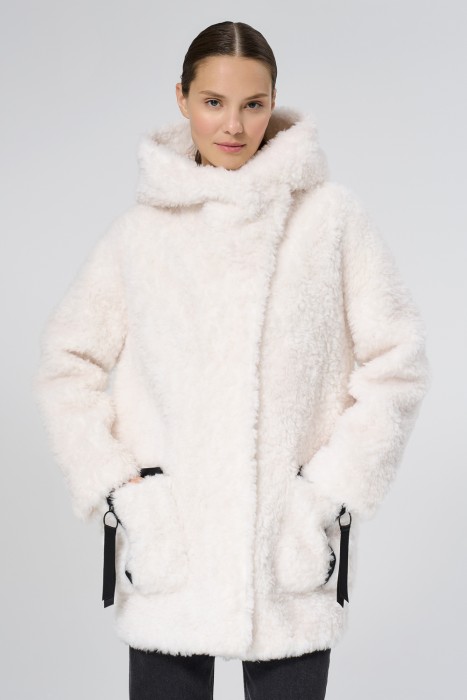 шуба из овечьей шерсти от бренда снежная королева вид слева