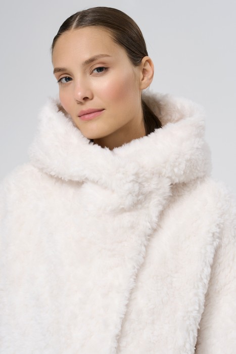 шуба из овечьей шерсти из россии вид сбоку