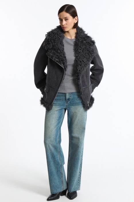 шуба из овечьей шерсти от бренда снежная королева вид слева