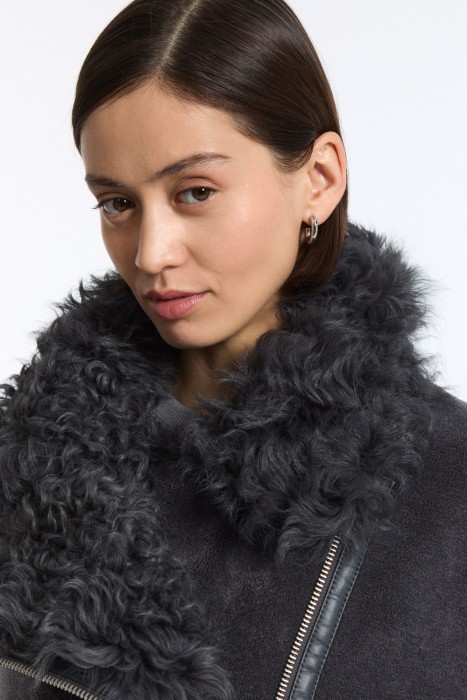 шуба из овечьей шерсти по цене 18760 руб вид справа