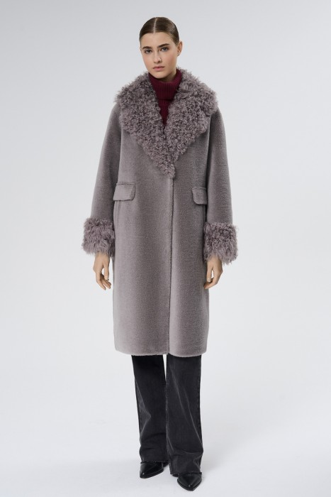 шуба из овечьей шерсти от бренда снежная королева вид слева