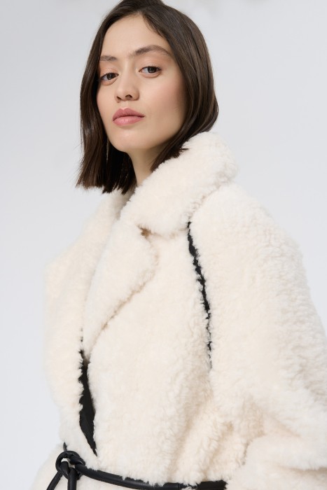 шуба из овечьей шерсти из россии вид сбоку